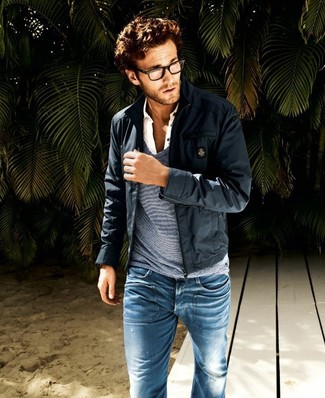 Какие бомберы носить с темно-серым свитером с круглым вырезом мужчине