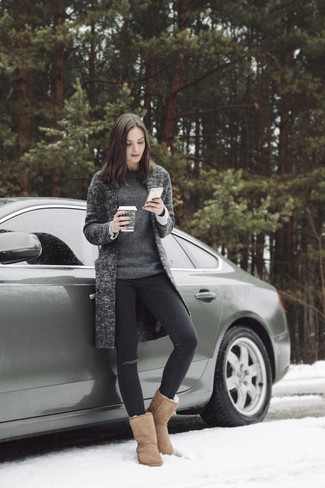 Как носить темно-серый свитер с круглым вырезом с темно-серым пальто женщине