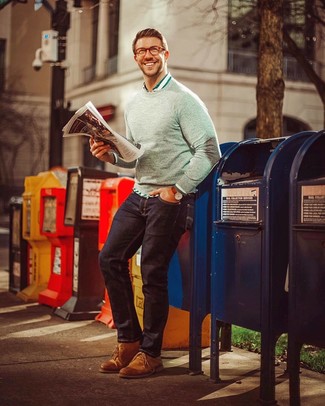 Какие ботинки дезерты носить с темно-серым свитером с круглым вырезом