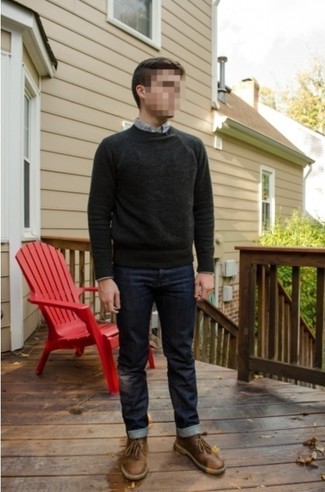 Какие ботинки дезерты носить с темно-серым свитером с круглым вырезом