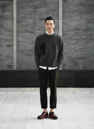 С чем носить темно-серый свитер с круглым вырезом мужчине