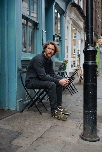 С чем носить темно-серый свитер с круглым вырезом мужчине