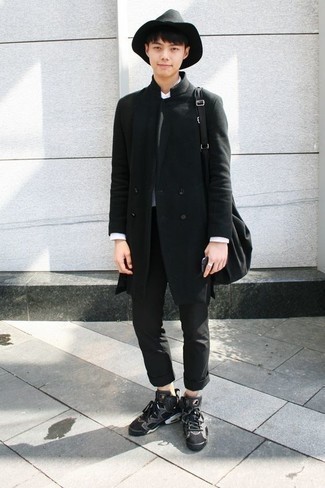 С чем носить темно-серый свитер с круглым вырезом мужчине