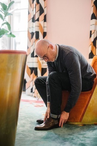 С чем носить темно-серый свитер с круглым вырезом мужчине