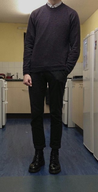 С чем носить темно-серый свитер с круглым вырезом мужчине