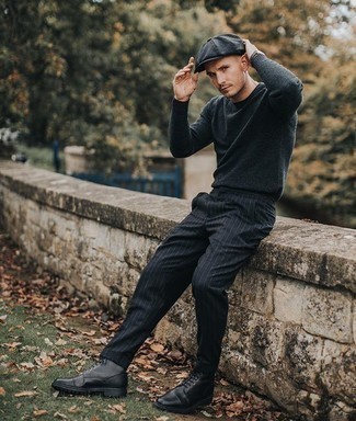 С чем носить темно-серый свитер с круглым вырезом мужчине