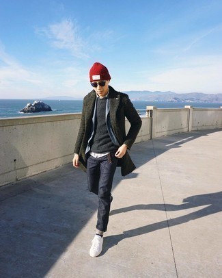 С чем носить темно-серый свитер с круглым вырезом мужчине