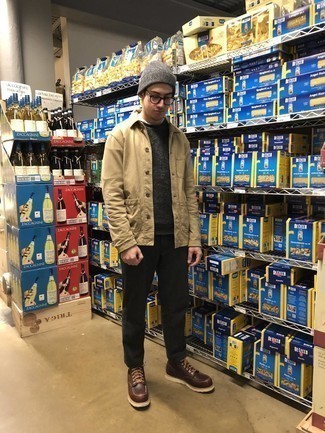 С чем носить темно-серый свитер с круглым вырезом мужчине