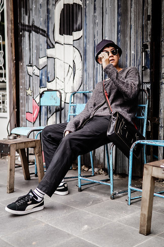 С чем носить темно-серый свитер с круглым вырезом мужчине