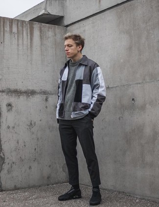 С чем носить темно-серый свитер с круглым вырезом мужчине