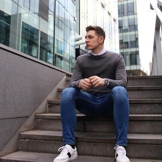 С чем носить темно-серый свитер с круглым вырезом мужчине