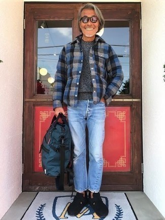 Как носить темно-серый свитер с круглым вырезом с голубыми джинсами мужчине