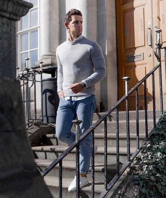 Как носить темно-серый свитер с круглым вырезом с голубыми джинсами мужчине