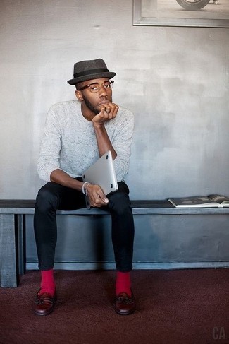 Какие лоферы носить с темно-серым свитером с круглым вырезом мужчине