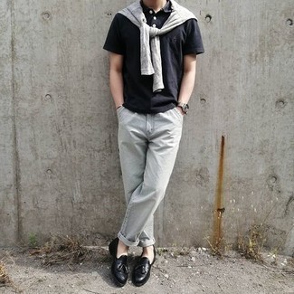 Какие лоферы носить с темно-серым свитером с круглым вырезом мужчине