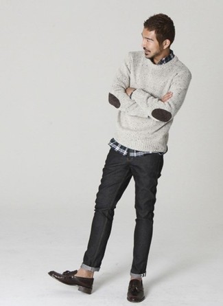 Какие лоферы носить с темно-серым свитером с круглым вырезом мужчине