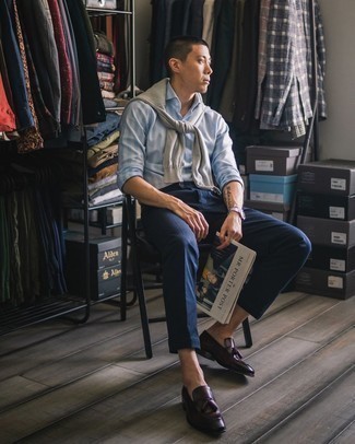 Какие лоферы носить с темно-серым свитером с круглым вырезом мужчине