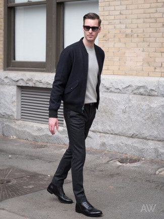 Как носить темно-серый свитер с круглым вырезом с темно-синим шерстяным бомбером мужчине