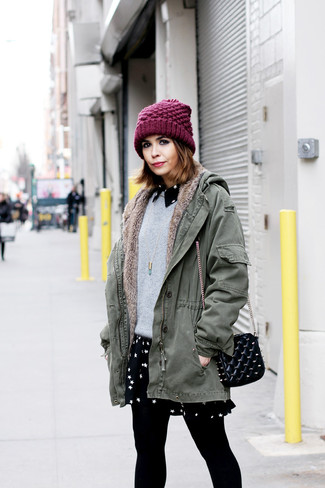 Какие парки носить с темно-серым свитером с круглым вырезом женщине