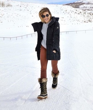 Какие парки носить с темно-серым свитером с круглым вырезом женщине