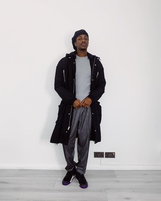 Какие парки носить с темно-серым свитером с круглым вырезом мужчине