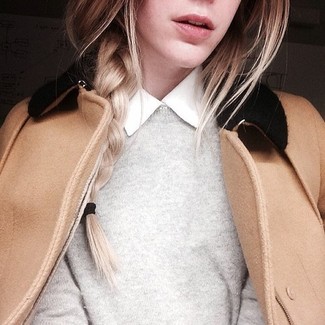 Какое полупальто носить с темно-серым свитером с круглым вырезом женщине