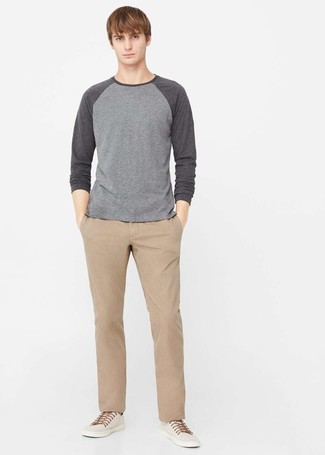 Какие плимсоллы носить с темно-серым свитером с круглым вырезом мужчине