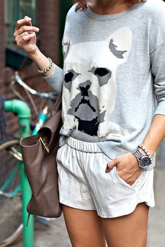 Какие шорты носить с темно-серым свитером с круглым вырезом женщине