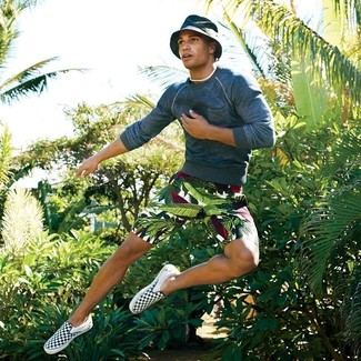 Какие шорты носить с темно-серым свитером с круглым вырезом мужчине