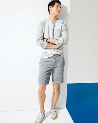 Какие шорты носить с темно-серым свитером с круглым вырезом мужчине