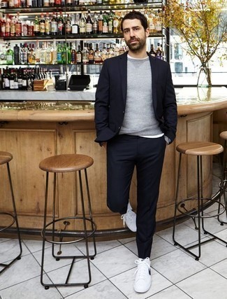 Какие костюмы носить с темно-серым свитером с круглым вырезом