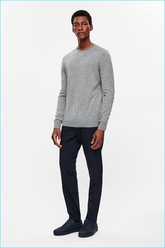 Какие спортивные штаны носить с темно-серым свитером с круглым вырезом мужчине