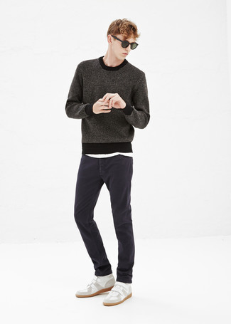 Как носить темно-серый свитер с круглым вырезом с белой майкой мужчине