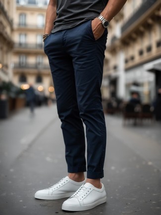 С чем носить темно-серую футболку с круглым вырезом мужчине