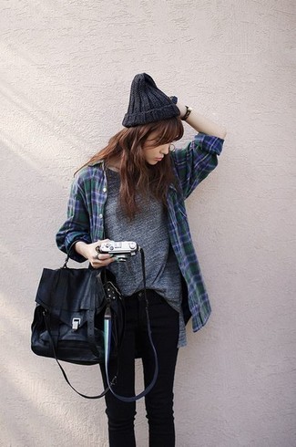 С чем носить темно-серую футболку с круглым вырезом женщине