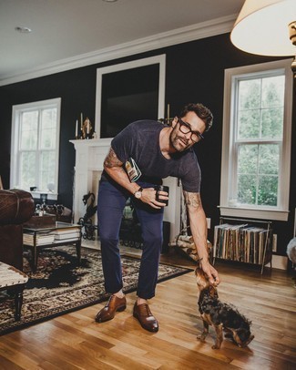 С чем носить темно-серую футболку с круглым вырезом мужчине