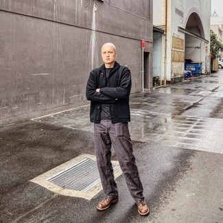 С чем носить темно-серую футболку с круглым вырезом мужчине