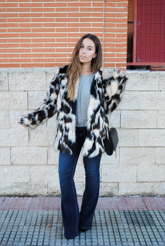 С чем носить темно-серый короткий свитер