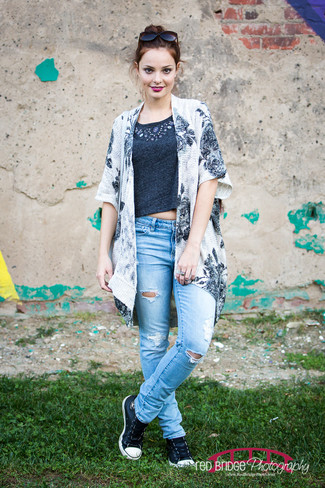 Какие джинсы носить с темно-серым укороченным топом