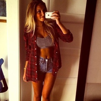 Какие шорты носить с темно-серым укороченным топом