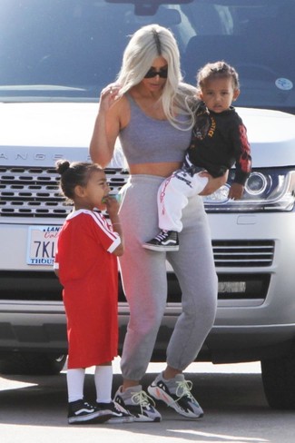 Какие спортивные штаны носить с темно-серым укороченным топом