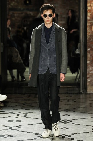 С чем носить темно-серый джинсовый пиджак мужчине