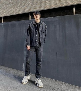 Какие джинсы носить с темно-серой джинсовой курткой мужчине