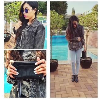 С чем носить темно-серую джинсовую куртку женщине