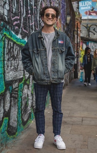 С чем носить темно-серую джинсовую куртку мужчине