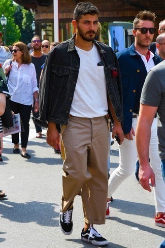 С чем носить темно-серую джинсовую куртку мужчине