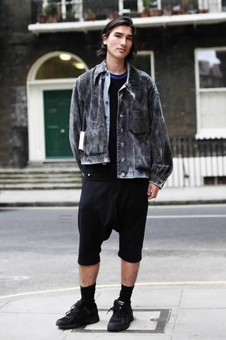 Какие шорты носить с темно-серой джинсовой курткой мужчине
