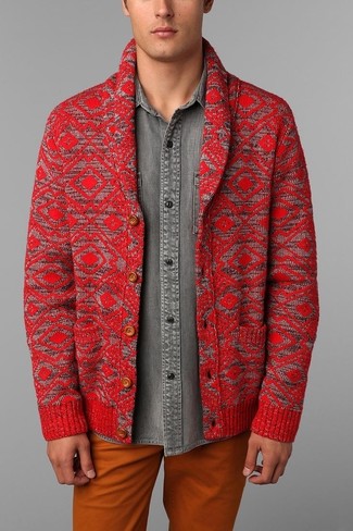 С чем носить темно-серую джинсовую рубашку мужчине