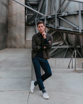 С чем носить темно-серую джинсовую рубашку мужчине