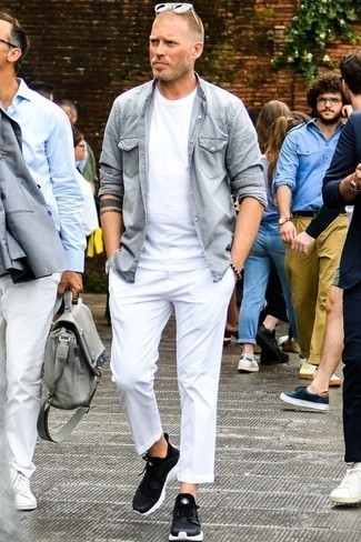 С чем носить темно-серую джинсовую рубашку мужчине